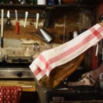 Culatello di maiale su un tagliere, evidenziando la prelibatezza del salume italiano.