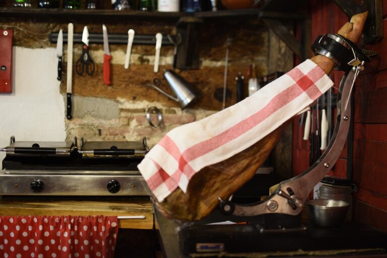 Culatello di maiale su un tagliere, evidenziando la prelibatezza del salume italiano.