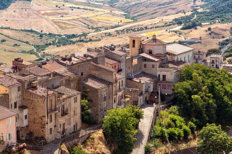 Vista panoramica del paese più piccolo della Sicilia, caratterizzato da case colorate e paesaggi suggestivi.