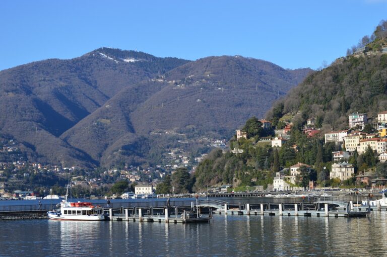 Panoramica del Lago di Como con le sue incantevoli località e montagne circostanti.