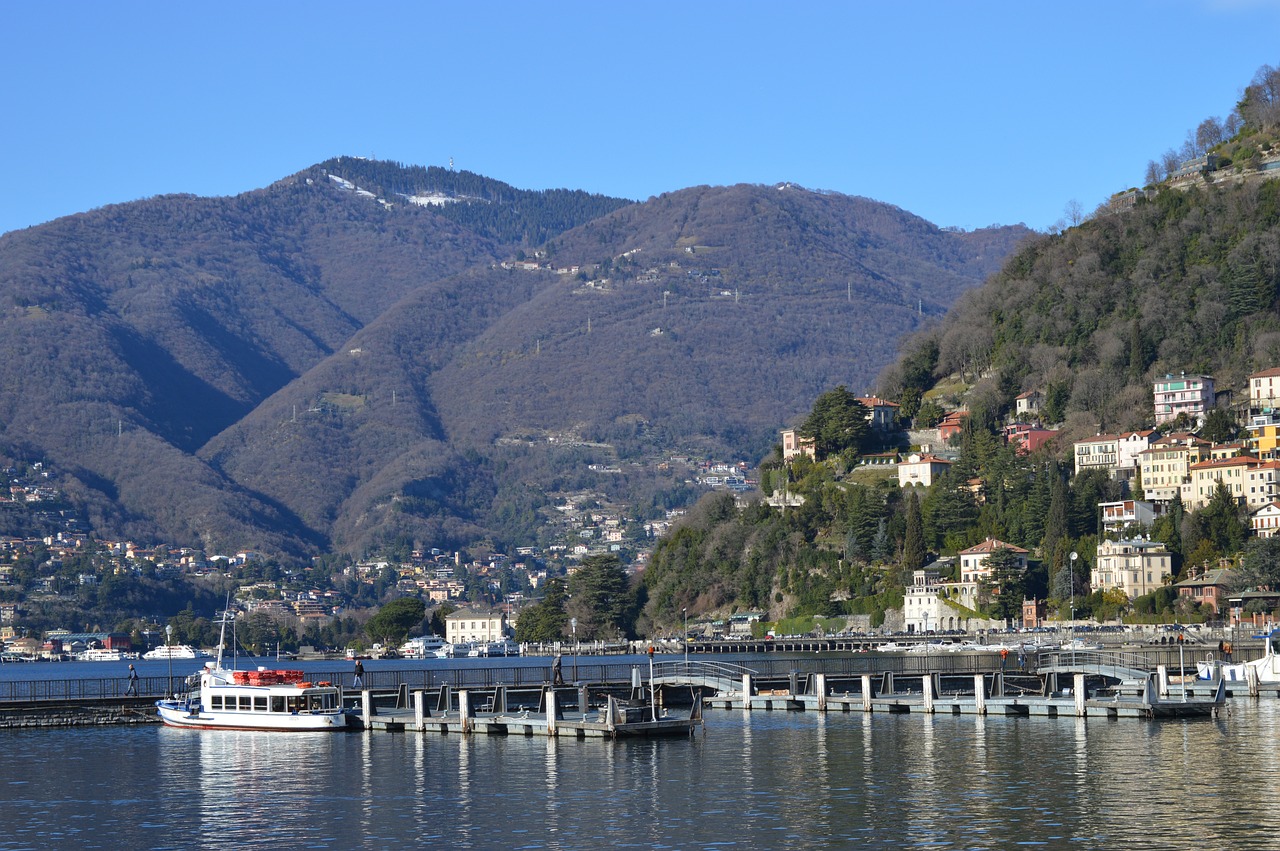 Panoramica del Lago di Como con le sue incantevoli località e montagne circostanti.