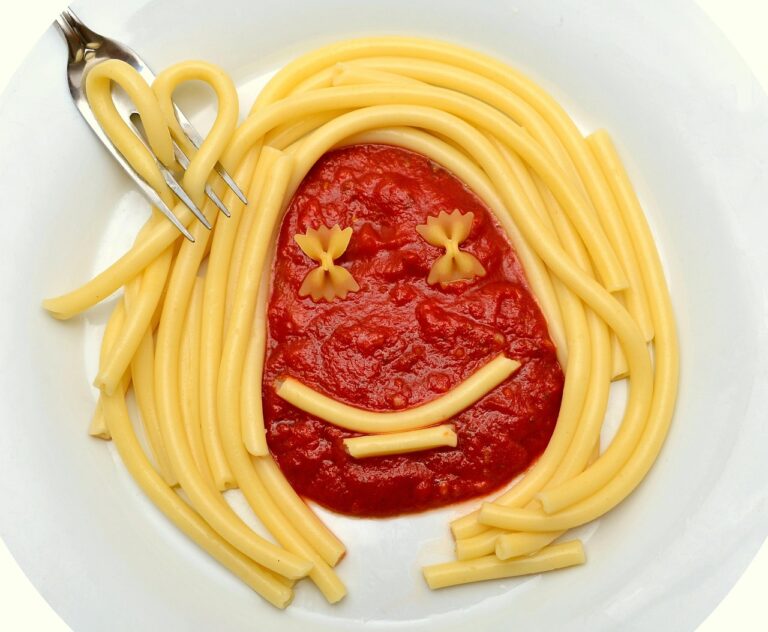 Pasta al dente servita in un piatto, simbolo di attenzione alla glicemia.