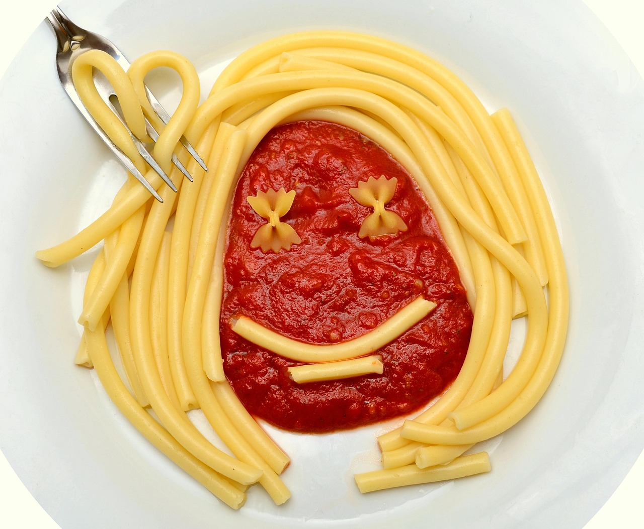Pasta al dente servita in un piatto, simbolo di attenzione alla glicemia.