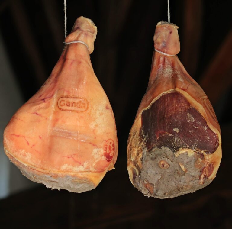 Immagine di un pacchetto di prosciutto crudo con avviso di qualità discutibile.