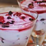 Yogurt alla frutta con etichetta evidenziata che mostra ingredienti non salutari.