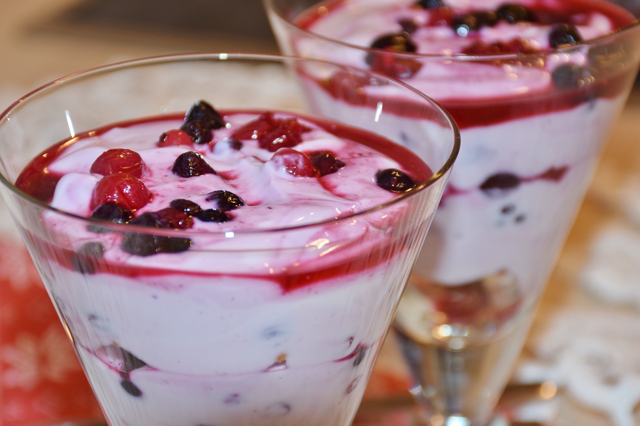 Yogurt alla frutta con etichetta evidenziata che mostra ingredienti non salutari.