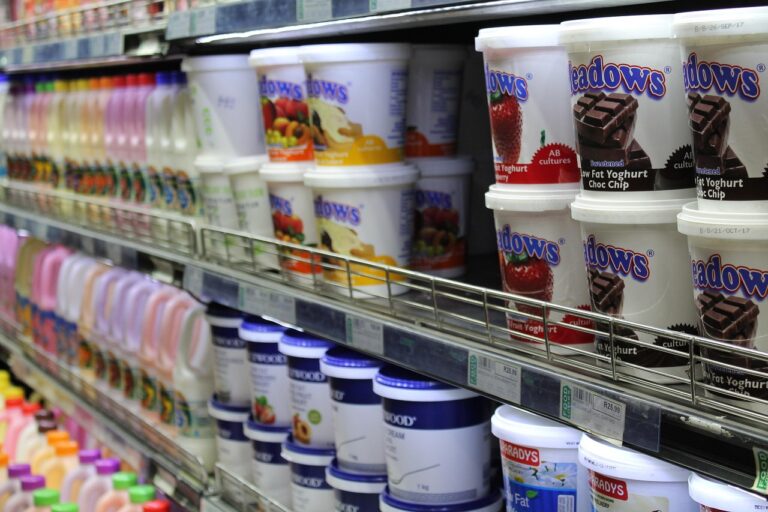Yogurt di marche sconsigliate esposte in un supermercato, con etichette evidenziate per la salute.