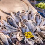 Etichetta di un prodotto ittico con informazioni nutrizionali e ingredienti evidenziati.