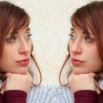 Persona che parla mentre viene osservata intensamente, illustrando dinamiche comunicative e psicologiche.