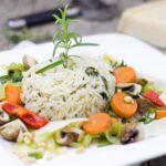 Riso basmati cotto con verdure, piatto sano per mantenere basso l'indice glicemico.
