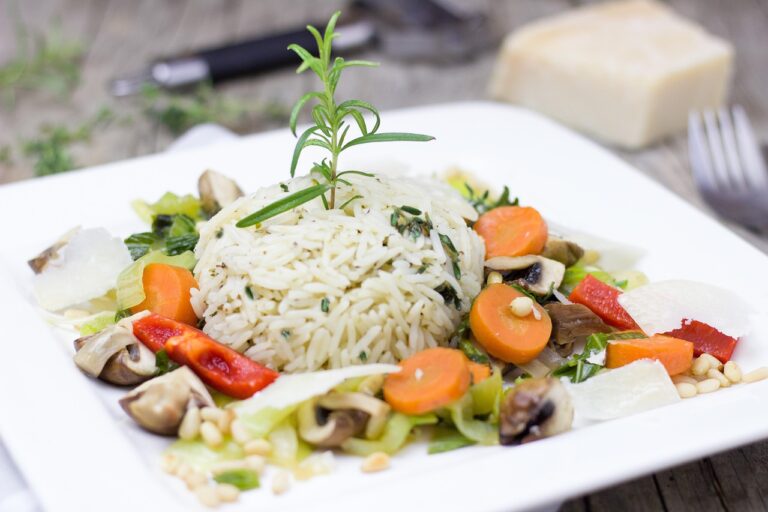 Riso basmati cotto con verdure, piatto sano per mantenere basso l'indice glicemico.