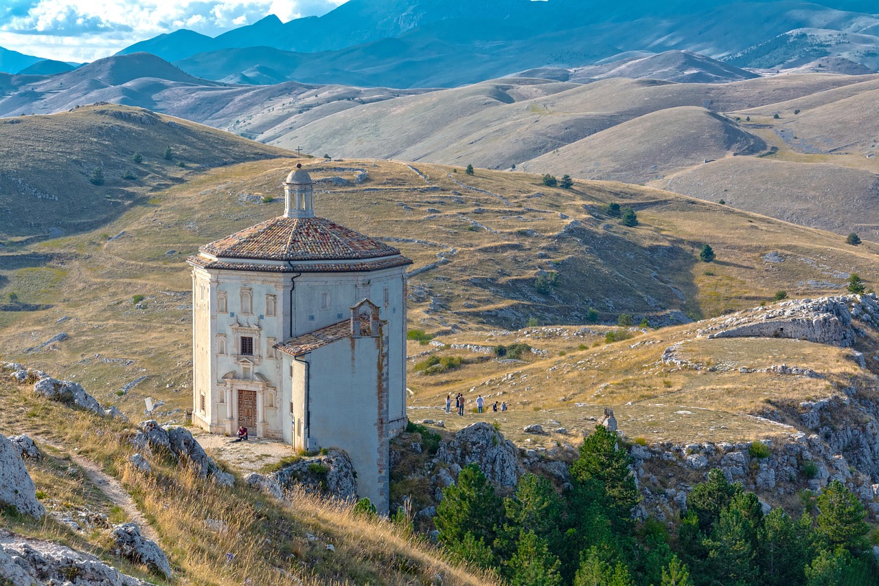Panorama della Via Francigena con paesaggi suggestivi e antichi borghi.