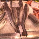 Etichetta di un pesce al supermercato con avviso su dettagli da evitare.