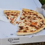 Pizza riscaldata con attenzione, evidenziando l'importanza di evitare errori comuni.