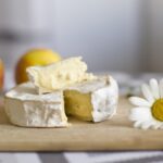 Scelta di diversi formaggi freschi su un tavolo, simbolo di salute e nutrizione.