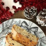 Etichetta di un panettone del supermercato con ingredienti e informazioni nutrizionali evidenti.