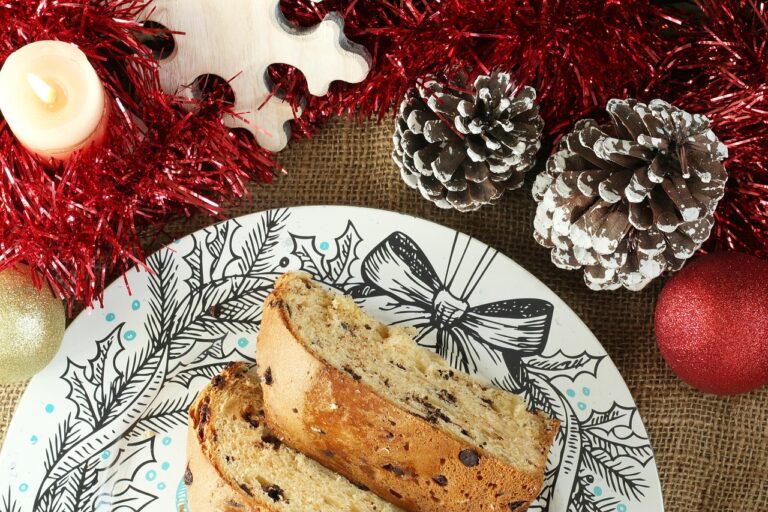 Etichetta di un panettone del supermercato con ingredienti e informazioni nutrizionali evidenti.