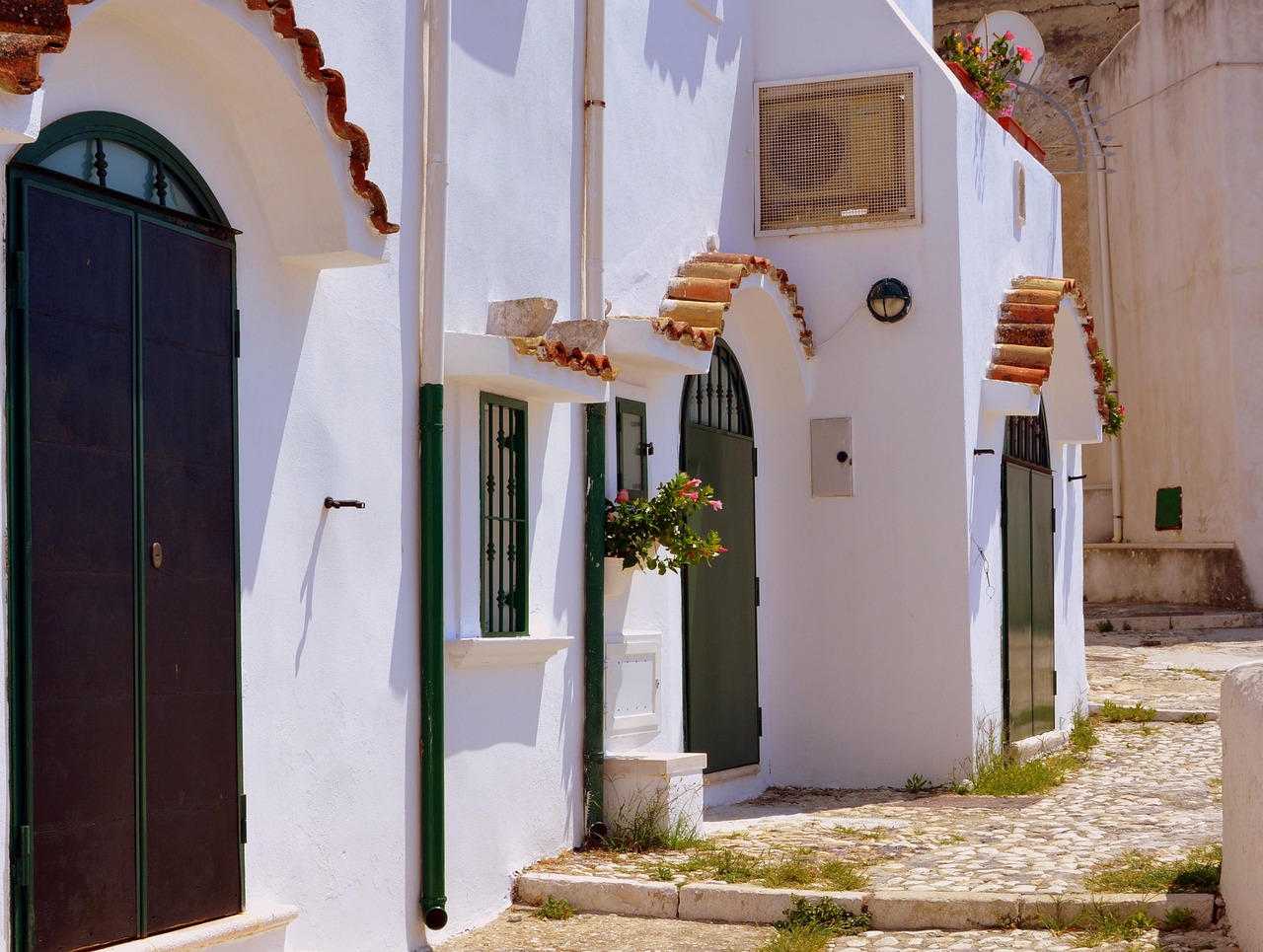 Vista panoramica del borgo affascinante e poco conosciuto del Portogallo, con stradine acciottolate e case colorate.