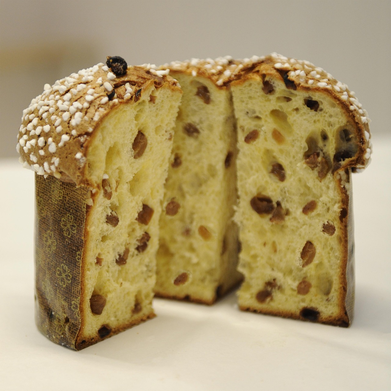 Panettone con etichetta sospetta, avviso di qualità discutibile.