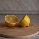 Limone fresco conservato in frigo, simbolo di sorprendenti benefici e curiosità.