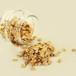 Ciotola di avena con frutta fresca, ideale per ridurre il colesterolo a colazione.