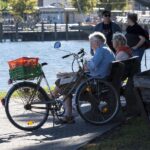 Uomo anziano legge un documento sulla patente, preoccupato per il nuovo limite di età europeo.