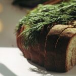 Immagine di un piatto sano a cena, senza pane, con verdure e proteine.