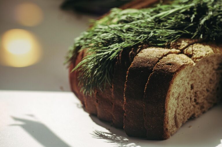 Immagine di un piatto sano a cena, senza pane, con verdure e proteine.