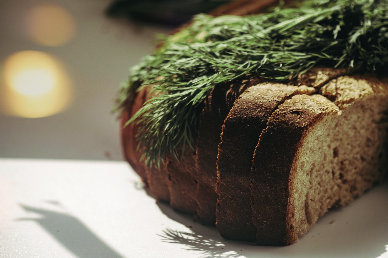 Immagine di un piatto sano a cena, senza pane, con verdure e proteine.