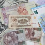 Valute estere storiche in un confronto visivo che illustra il cambiamento di valore nel tempo.