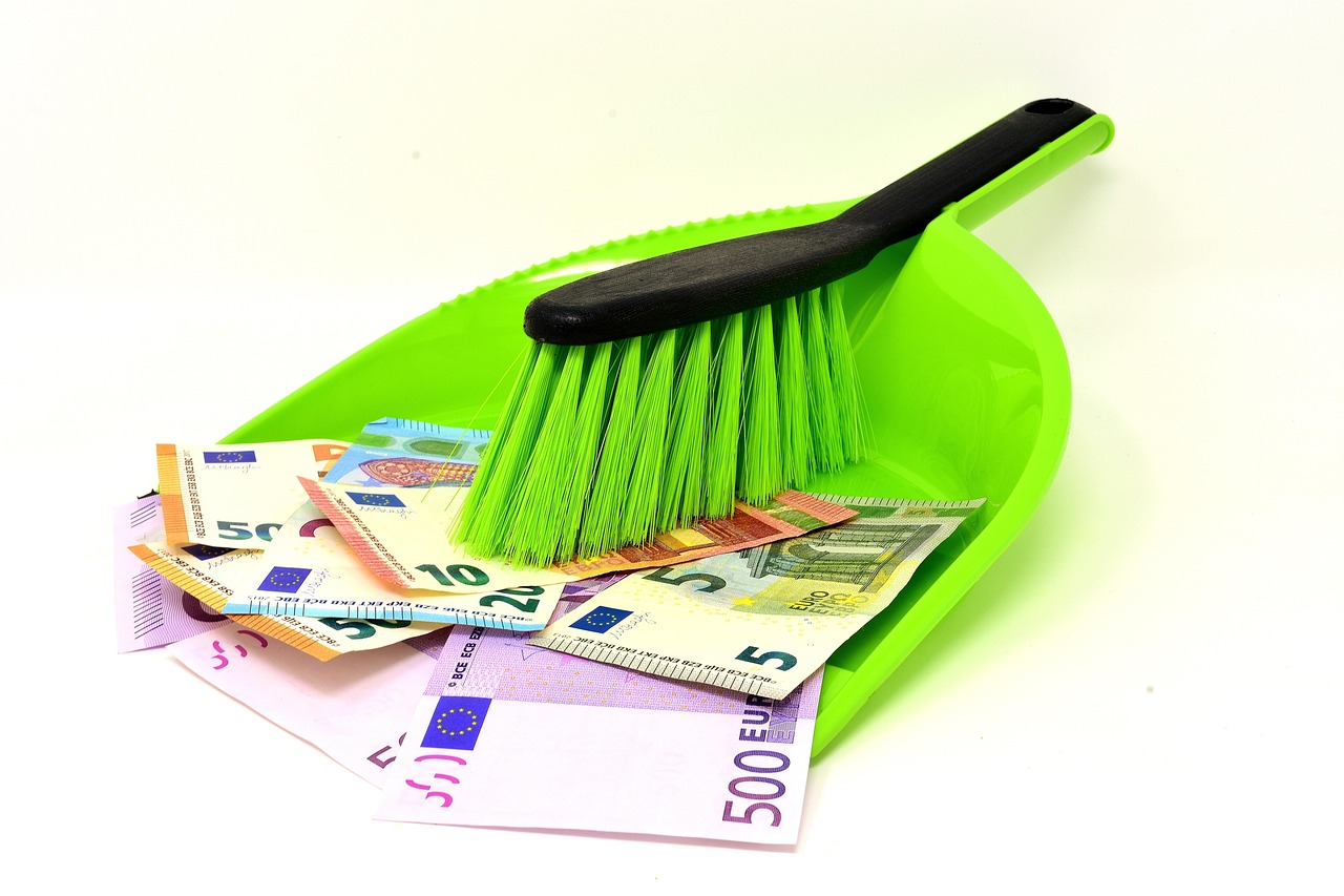 Inquilino moroso in casa con cartelli di sfratto e documenti legali sul tavolo.