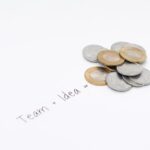 Immagine di un imprenditore che presenta la sua startup a investitori durante un incontro.