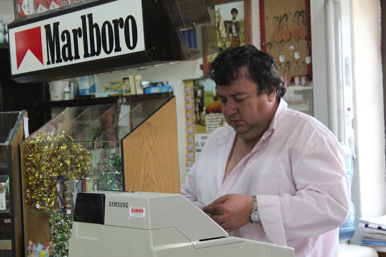 Uomo al banco di un tabacchi mentre spiega trucchi per vincere ai Gratta e Vinci.