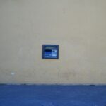 Immagine di un bancomat con avviso di allerta e istruzioni per il prelievo.