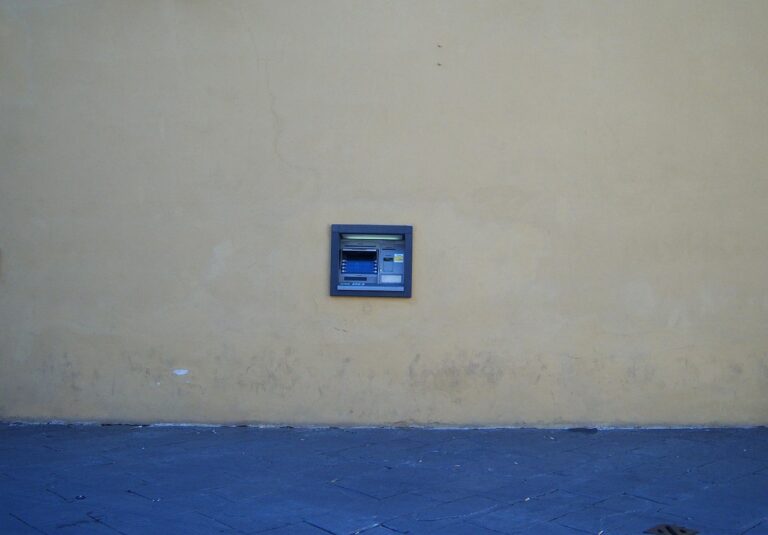 Immagine di un bancomat con avviso di allerta e istruzioni per il prelievo.