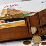 Persona che riceve assistenza con documenti sulla Legge 104 per il sussidio mensile.