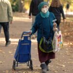 Immagine di pensionati che discutono, esprimendo preoccupazione per l'aumento delle pensioni non visibile.