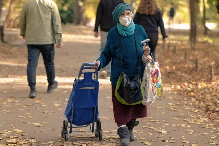 Immagine di pensionati che discutono, esprimendo preoccupazione per l'aumento delle pensioni non visibile.