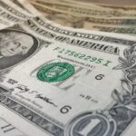 Banconote da un dollaro con focus sui numeri di serie, evidenziando il loro valore collezionistico.