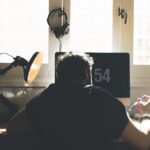 Immagine di un professionista che lavora da remoto con laptop, evidenziando i diritti dei lavoratori.