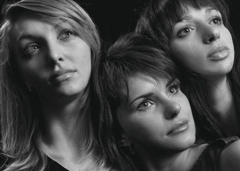 Giocatore di Affari Tuoi mentre apre una valigia sul palco del programma televisivo.