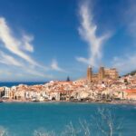 Panorama della città italiana emergente, con architettura affascinante e turisti entusiasti.