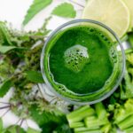 Bevanda verde in un bicchiere, ingredienti freschi e naturali per depurare il fegato e migliorare la digestione.