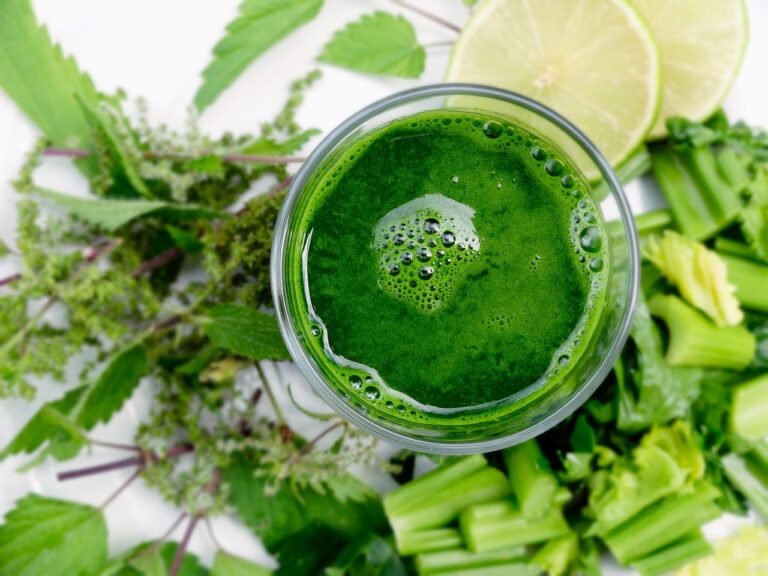 Bevanda verde in un bicchiere, ingredienti freschi e naturali per depurare il fegato e migliorare la digestione.