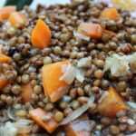 Lenticchie cotte in modo alternativo, pronte per una cena sana e gustosa.