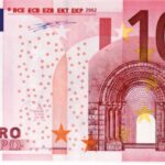 Banconote in euro ritirate, disposte su un tavolo con dettagli visibili delle varie denominazioni.