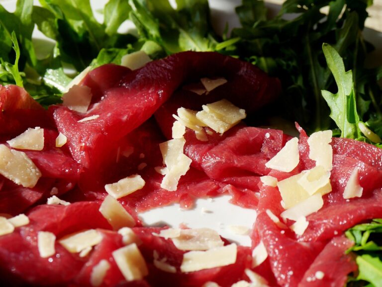Bresaola appesa a stagionare, simbolo della tradizione culinaria italiana.