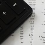 Commercialista al computer mentre analizza un documento di fatturazione elettronica.