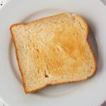 Fette biscottate su un tavolo con un avviso sulle marche da evitare per la salute del cuore.