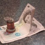 Cedolino pensione con evidenziati cambiamenti e informazioni chiave per febbraio.